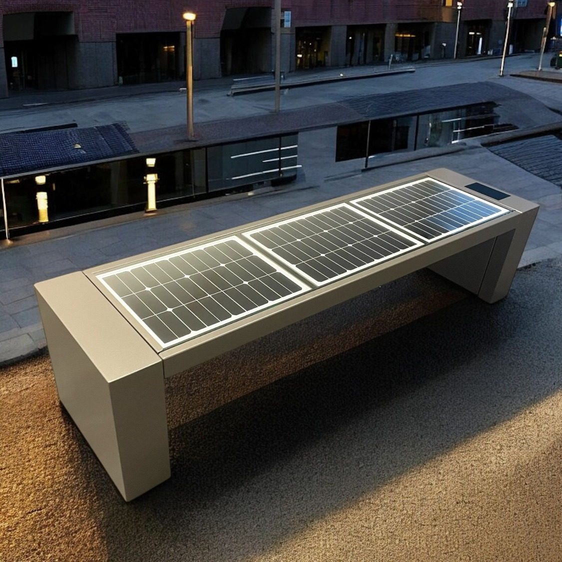 Ein moderner Tisch mit solarbetriebenen Panels, auf einer gepflasterten Fläche.